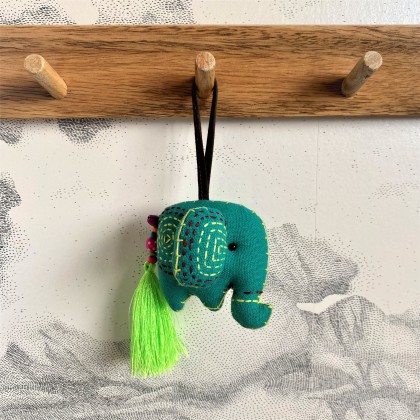 Éléphant décoratif brodé vert