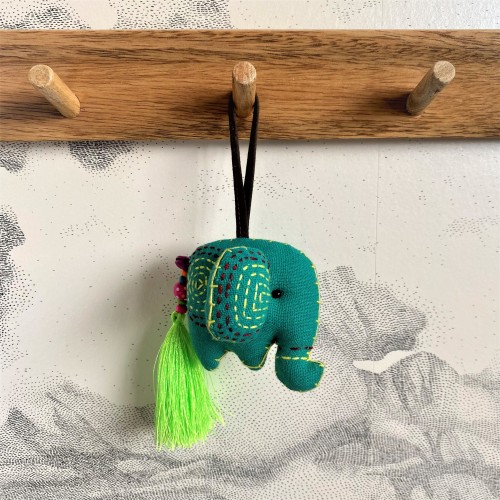Éléphant décoratif brodé vert - Casa Nomade