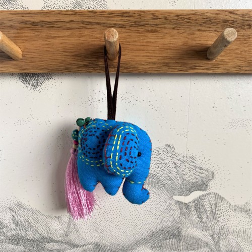 Éléphant décoratif brodé turquoise Éléphant décoratif brodé turquoise