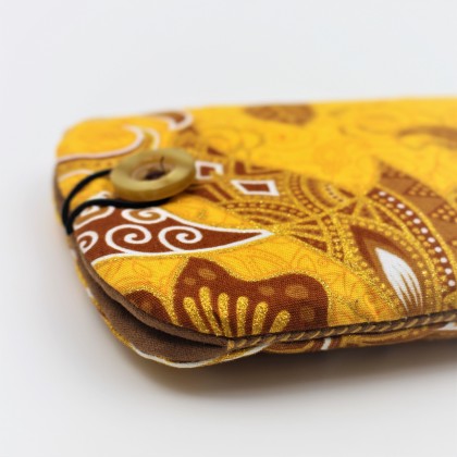 Étui téléphone portable batik ocre cousu main - Casa Nomade