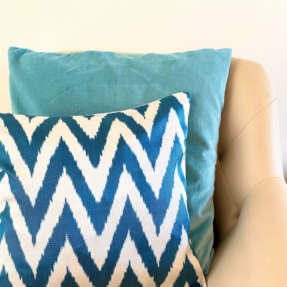 Housse de coussin ikat Zigzag carrée en soie fait main - Casa Nomade