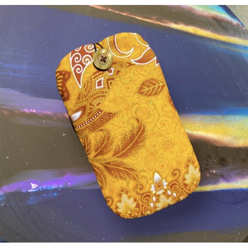 Étui téléphone portable batik ocre cousu main Étui téléphone portable batik ocre cousu main