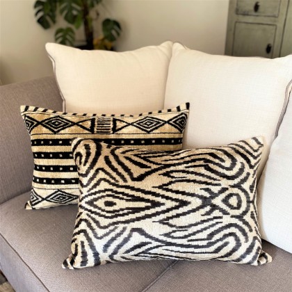 Housse de coussin ikat Zèbre noir en velours de soie fait main - Casa Nomade