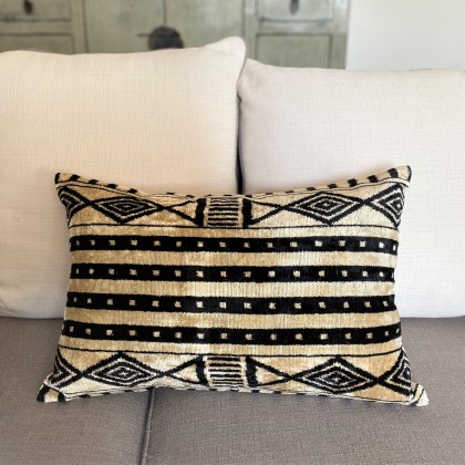 Housse de coussin ikat Afrika noir en velours de soie fait main - Casa Nomade