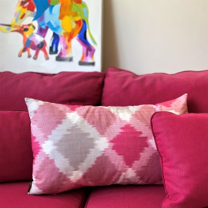 Housse de coussin ikat Losange framboise fait main - Casa Nomade