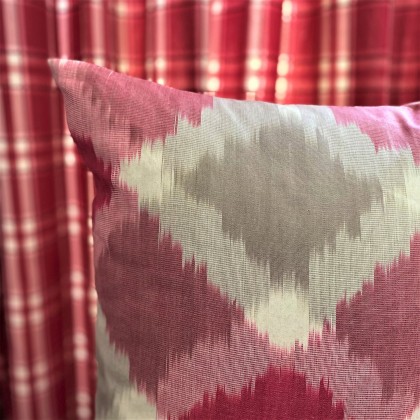 Housse de coussin ikat Losange framboise fait main - Casa Nomade