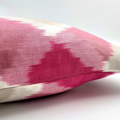 Housse de coussin ikat Losange framboise fait main - Casa Nomade