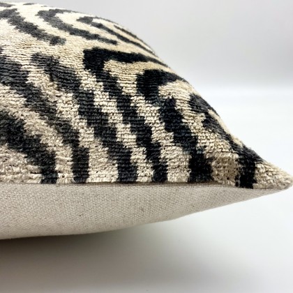 Housse de coussin ikat Zèbre noir en velours de soie fait main - Casa Nomade