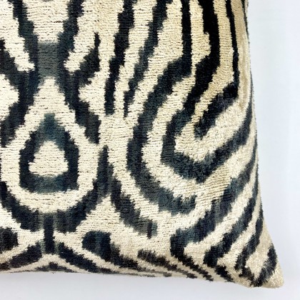 Housse de coussin ikat Zèbre noir en velours de soie fait main - Casa Nomade