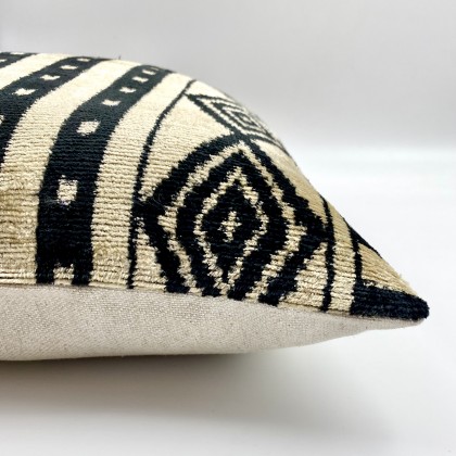 Housse de coussin ikat Afrika noir en velours de soie fait main - Casa Nomade