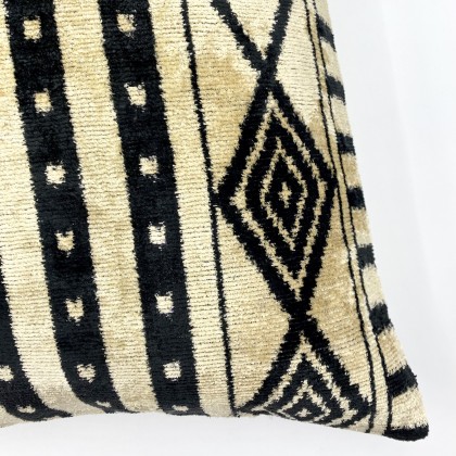 Housse de coussin ikat Afrika noir en velours de soie fait main - Casa Nomade