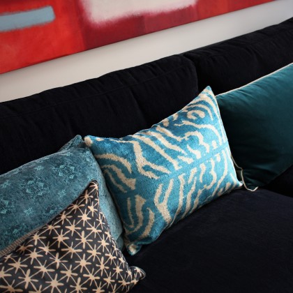 Housse de coussin ikat Zèbre bleu en velours de soie fait main - Casa Nomade