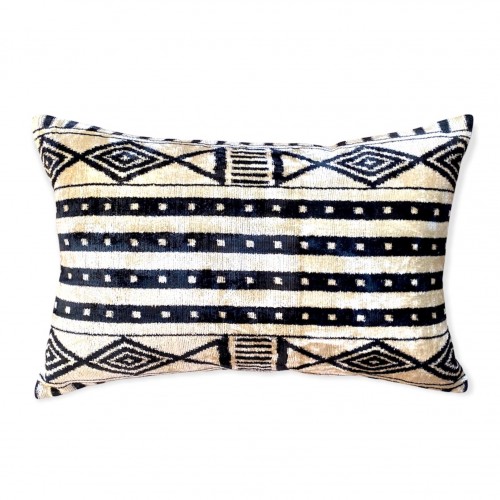 Housse de coussin ikat noir en velours de soie fait main Housse de coussin ikat noir en velours de soie fait main