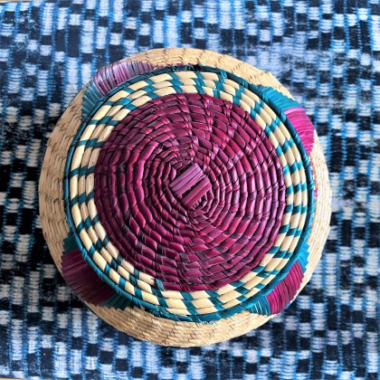 Panier rond multicolore en paille tressée - Casa Nomade