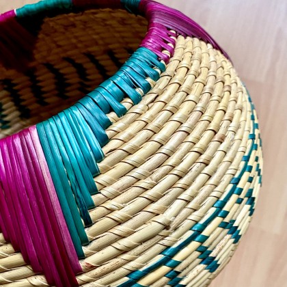 Panier rond multicolore en paille tressée avec anse - Casa Nomade