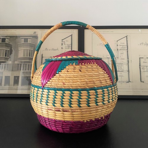 Panier rond multicolore en paille tressée avec anse - Casa Nomade