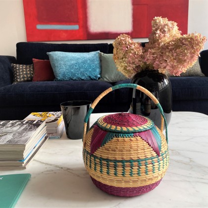 Panier rond multicolore en paille tressée avec anse - Casa Nomade