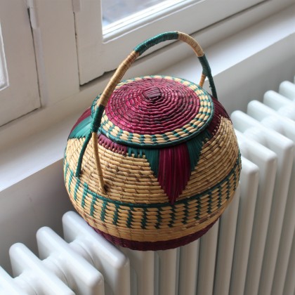 Panier rond multicolore en paille tressée avec anse - Casa Nomade