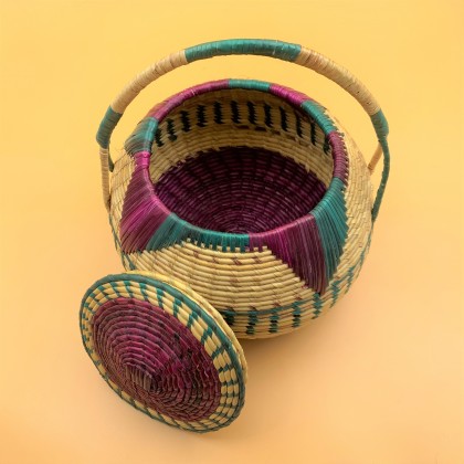 Panier rond multicolore en paille tressée avec anse - Casa Nomade