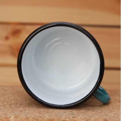 Tasse verte en émail motif chien - Casa Nomade