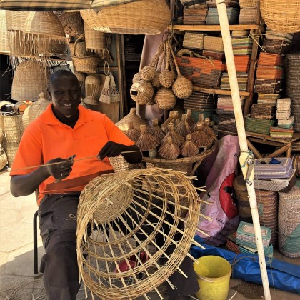 Éventail africain en paille orange et bleu tressé main - Casa Nomade