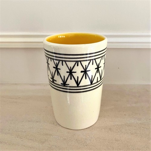 Mug sans anse en faïence faite main jaune Mug sans anse en faïence faite main jaune