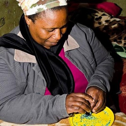 Collier zoulou Ilanga en perles de verre tissé main - Casa Nomade