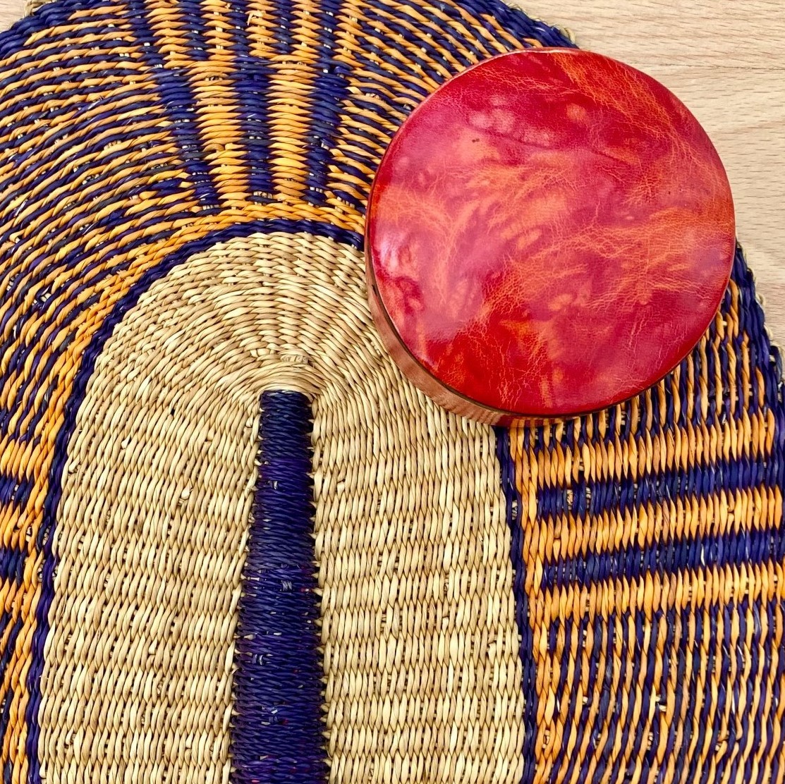 Boîte touareg en cuir noir martelé, afrique, années 70