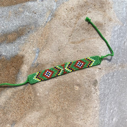 Bracelet vert en perles de verre tissé main Bracelet vert en perles de verre tissé main