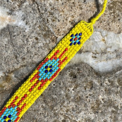 Bracelet jaune en perles de verre tissé main - Casa Nomade