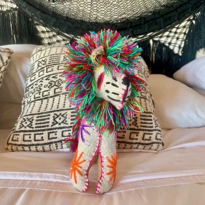 Peluche brodée en laine Leon - Casa Nomade