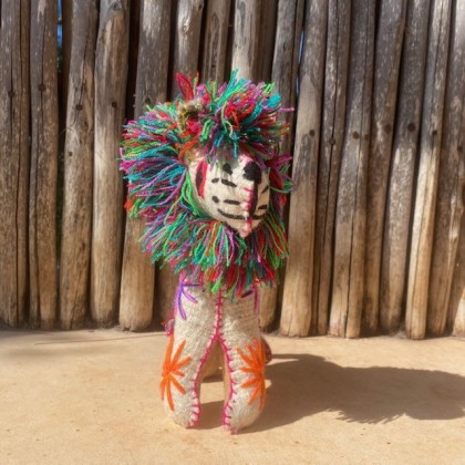 Peluche brodée en laine Leon - Casa Nomade