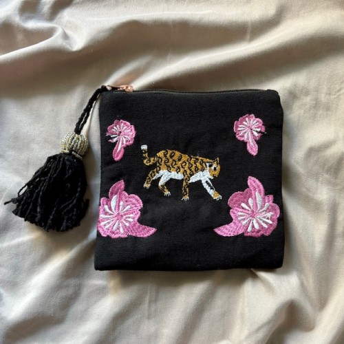 Pochette zippée en coton brodé Gulaabee - Casa Nomade Pochette zippée en coton brodé Gulaabee - Casa Nomade