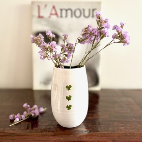 Vase pincé en faïence "Trois p'tits Trèfles" fait main - Casa Nomade Vase pincé en faïence "Trois p'tits Trèfles" fait main - Casa Nomade
