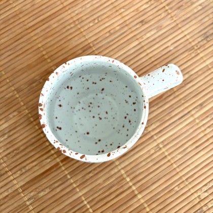 Mug moucheté blanc en grès fait main - Casa Nomade
