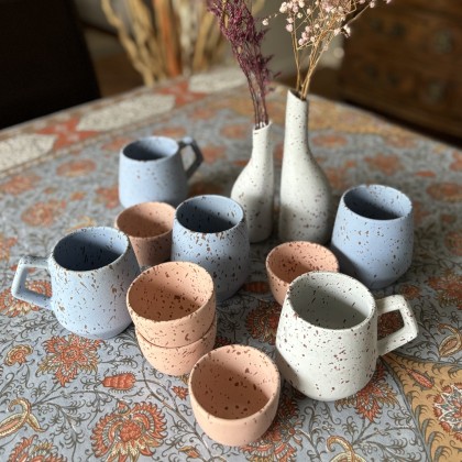Tasse mouchetée saumon en grès faite main - Casa Nomade