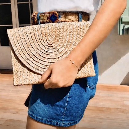 Pochette en paille tissée...