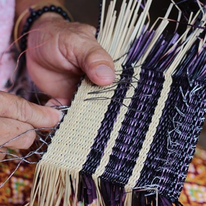 Housse de coussin carrée bleue en fibres de roseau fait main - Casa Nomade