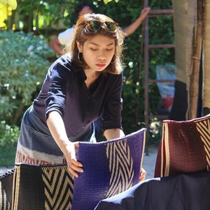 Housse de coussin carrée bleue en fibres de roseau fait main - Casa Nomade