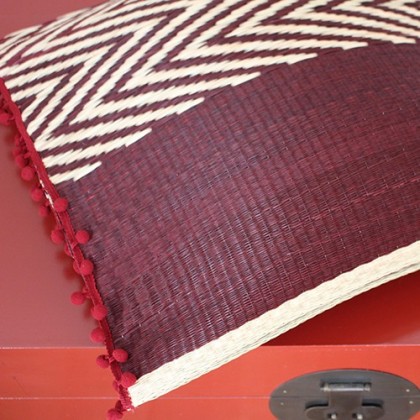 Housse de coussin carrée bordeaux en fibres de roseau fait main - Casa Nomade