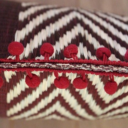 Housse de coussin carrée bordeaux en fibres de roseau fait main - Casa Nomade