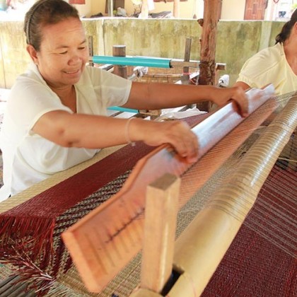 Housse de coussin carrée bordeaux en fibres de roseau fait main - Casa Nomade