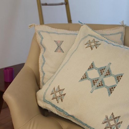 Housse de coussin écrue motifs bleus en soie végétale fait main - Casa Nomade