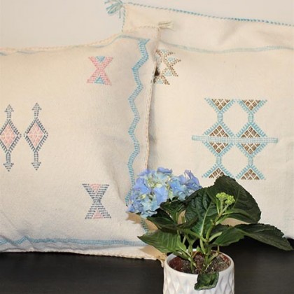 Housse de coussin écrue motifs bleus en soie végétale fait main - Casa Nomade