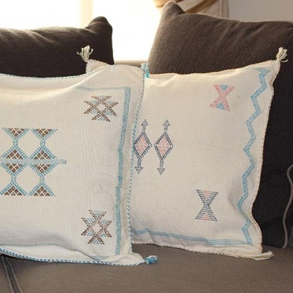 Housse de coussin écrue motifs bleus en soie végétale fait main - Casa Nomade