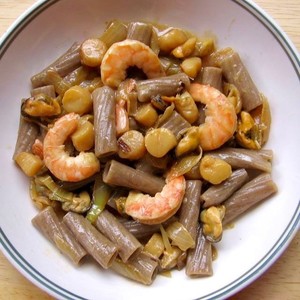 En avant la dolce vita avec une recette de tortiglioni aux crevettes et fruits de mer, qui nous transporte délicieusement chez nos voisins transalpins.
Merci à Caroline @gourmicom pour cette version originale sans gluten avec des pâtes au sarrasin. Évidemment vous pouvez choisir des ingrédients classiques. La recette complète est à retrouver sur notre blog. Vous la testez ce WE ? 

#recette #recettes #tortiglioni #italie #italienfood #fruitsdemer #pasta #pastalover #pastalovers #nourritureitalienne #foodblog #foodbloger