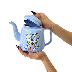 Clin d’œil à la vaisselle vintage de nos grand-mères, nos théières et cafetières en émail, réalisées à la main en Tchéquie, nous replongent dans l'univers de l‘enfance, tout en étant super pratiques ! Légères, incassables et faciles à nettoyer, elles sont l'accessoire indispensable des petits-déjeuners et goûters. 

#handmade #faitmain #artisanatdumonde #handcraft #artdelatable #decorationinterieure #decorationinspiration #decorationinterieur #accessoires #homedeco #email #émail #emaildesign #cafetiere #cafetière #théière #théière #vintage #vintagestyle #artdelatablevintage #artdelatable🍽